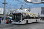 Volvo Hybridbus 49, auf der Linie 3, fhrt am 06.10.2025 bei der Haltestelle beim Bahnhof Aarau ein.