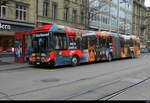 Bern Mobil - Volvo 7900 Hybrid Nr.238  BE  881238 mit Werbung unterwegs auf der Linie 17 bei den Haltestellen vor dem SBB Bahnhof in Bern am 14.11.2025