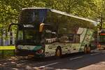 VV 2120, Setra S 531 DT, von Voyages Vandivinit, steht nahe einer Schule in der Stadt Luxemburg am Straenrand.