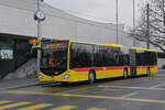 Mercedes Citaro 90 der BLT, wartet am 12.01.2026 mit der Fahrschule an der Haltestelle St.