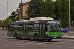 Scania Citywide, von atv, nhert sich seiner Endhaltestelle am Bahnhof von Verona.
