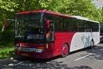 EW 1136, Setra S 415 UL, von Emile Weber, wartet nahe einer Schule in der Stadt Luxemburg am Straenrand.