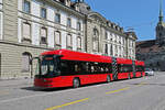 Hess Doppelgelenk Trolleybus 46, auf der Linie 20, berquert am 18.08.2025 den Bubenbergplatz.