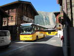 Postauto — Iveco Crossway (VS 464 701) ist im Walliser Bergdorf Binn an der Haltestelle Dorf angekommen am 08.08.25  