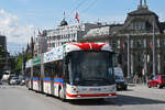 Hess Doppelgelenk Trolleybus 412, auf der Linie 1, �berquert am 08.05.2026 die Seebr�cke in Luzern.