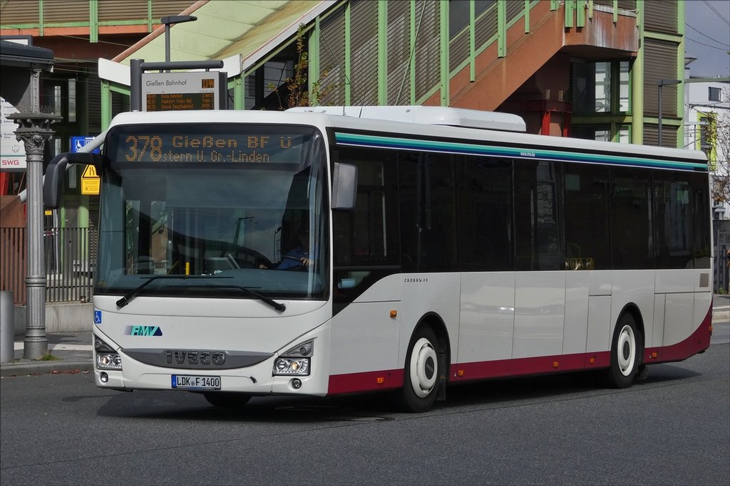 . Iveco Crossway fährt am 30.09.2017 in den Busbahnhof von Gießen ein.    