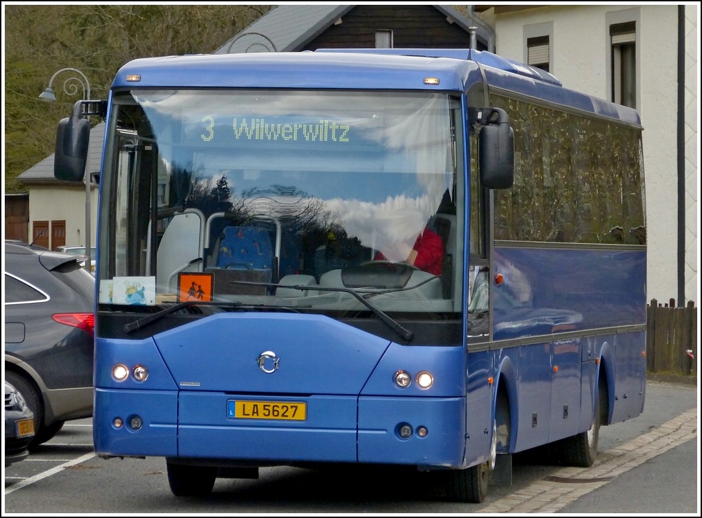 . LA 5627  Am 16.04.2012 wartete dieser Irisbus Midway am Bahnhof von Kautenbach auf Fahrgste.
