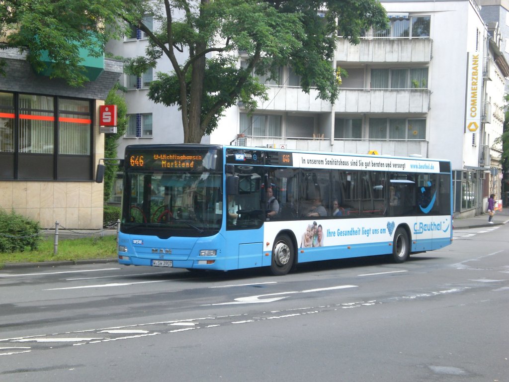  MAN Niederflurbus 3. Generation (Lion's City) auf der Linie 646 nach Wuppertal-Wichlinghausen Markland an der Haltestelle Wuppertal-Wichlinghausen Markt.(19.7.2012) 