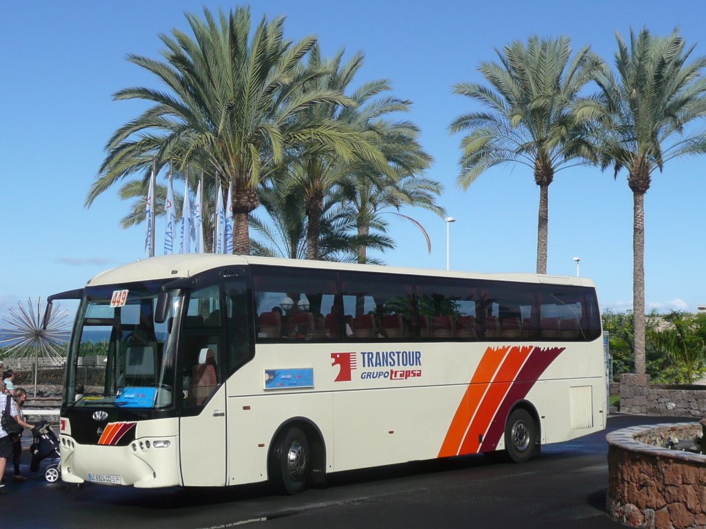 08.10.10,PEGASO vor dem Hotel RIU Buena Vista an der Playa Paraiso auf Teneriffa.