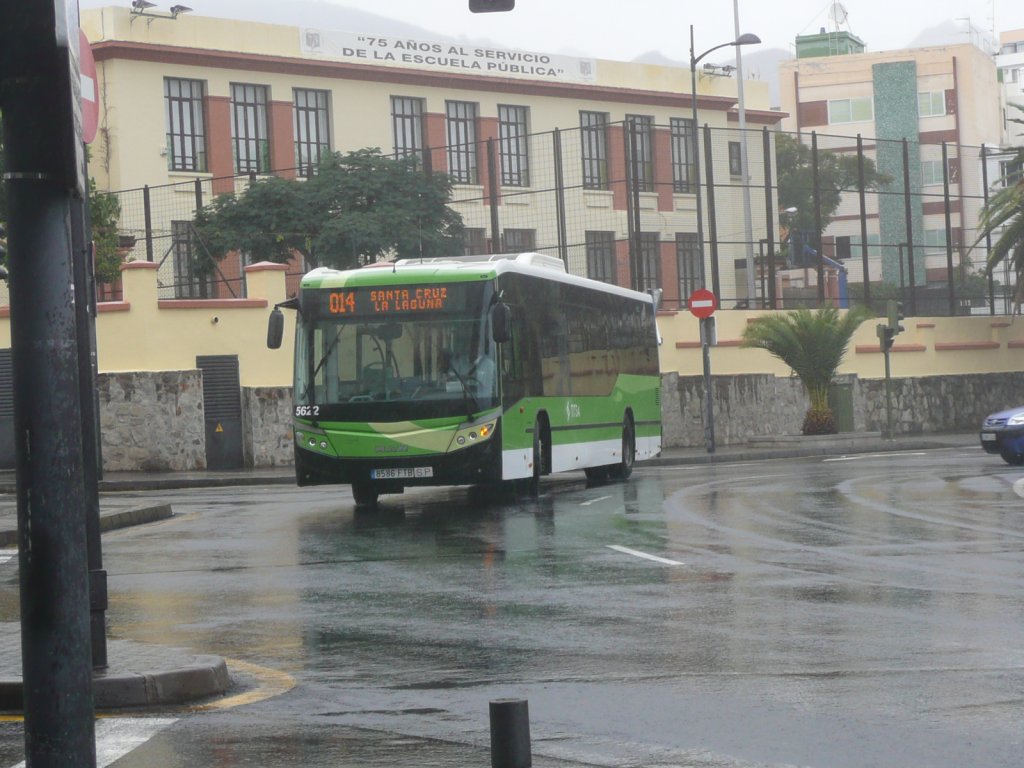 12.10.10,MAN als TITSA 5622 im Dauerregen in Santa Cruz de Tenerife.