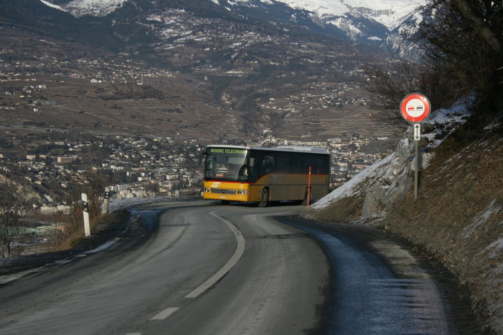 1998 beschafft, sind die beiden Integros bereits die ltesten Lathion-berlandbusse. Wagen 8 /VS 12'569 ist hier am 23.1.2010 bei Baar unterwegs bergwrts nach Nendaz. Im Hintergrund die oberen Quartiere des Kantonshauptortes Sion.