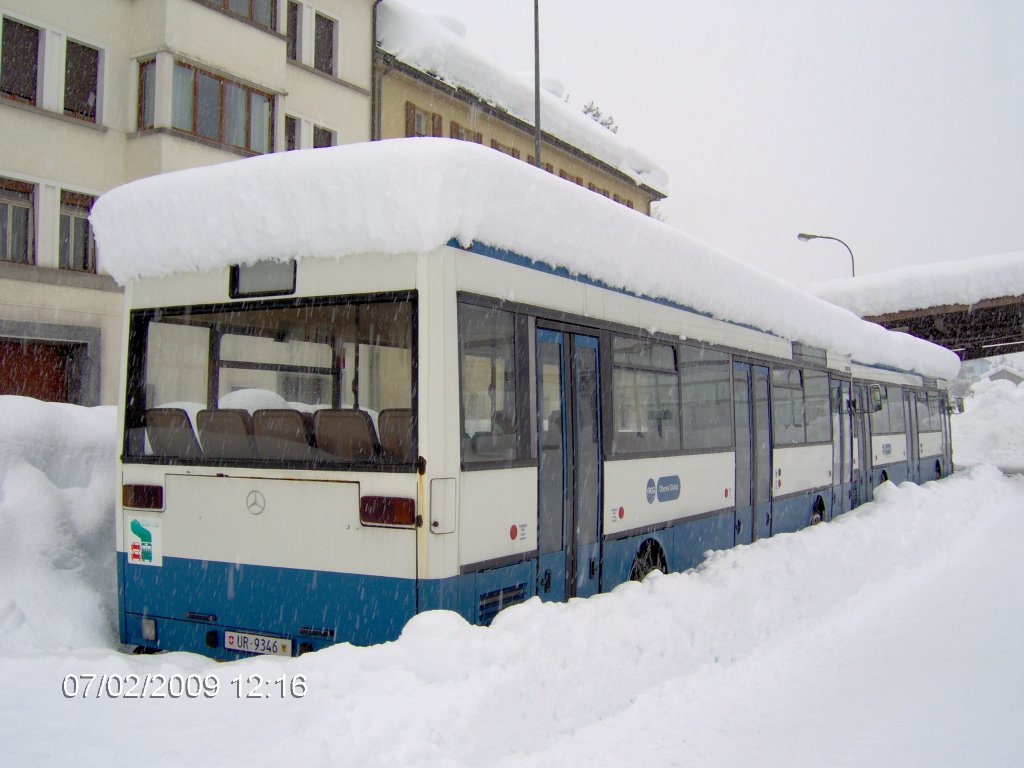 2 MB 405 (ex. VROG Oberes Glattal) abgestellt im tief verschneiten Airolo, 07.02.2009.