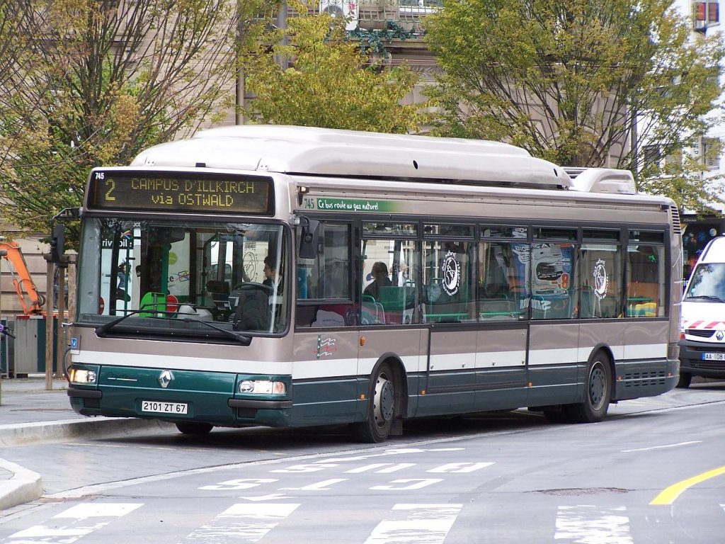 2001 und 2002 wurden noch 25 3-Trige Irisbus Agora CNG geliefert. Diese tragen die Wagen Nummer 730 bis 754. Hier Wagen 745 am straburger Bahnhof am 30/08/10.