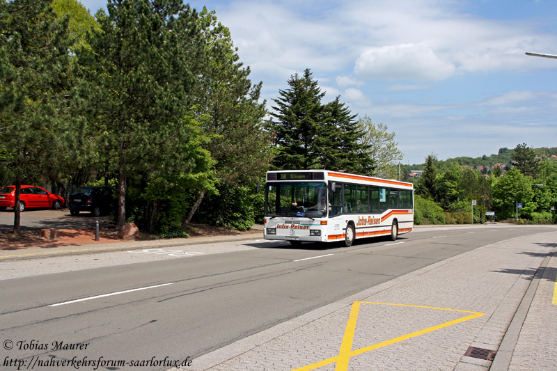 21.05.2010: Am Schulzentrum in Ottweiler fhrt ein O 405 N, SLS-Z 677, der Firma Jobs auf der Saar-Pfalz-Bus Linie 350 von Ottweiler nach Illingen.