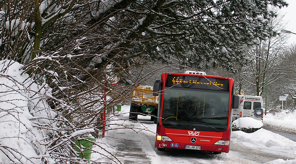 28.12.10:  schwierige Bedingungen fr die Busfahrer - auch im Mrkischen Kreis - MK -MR 373 ist unterwegs...