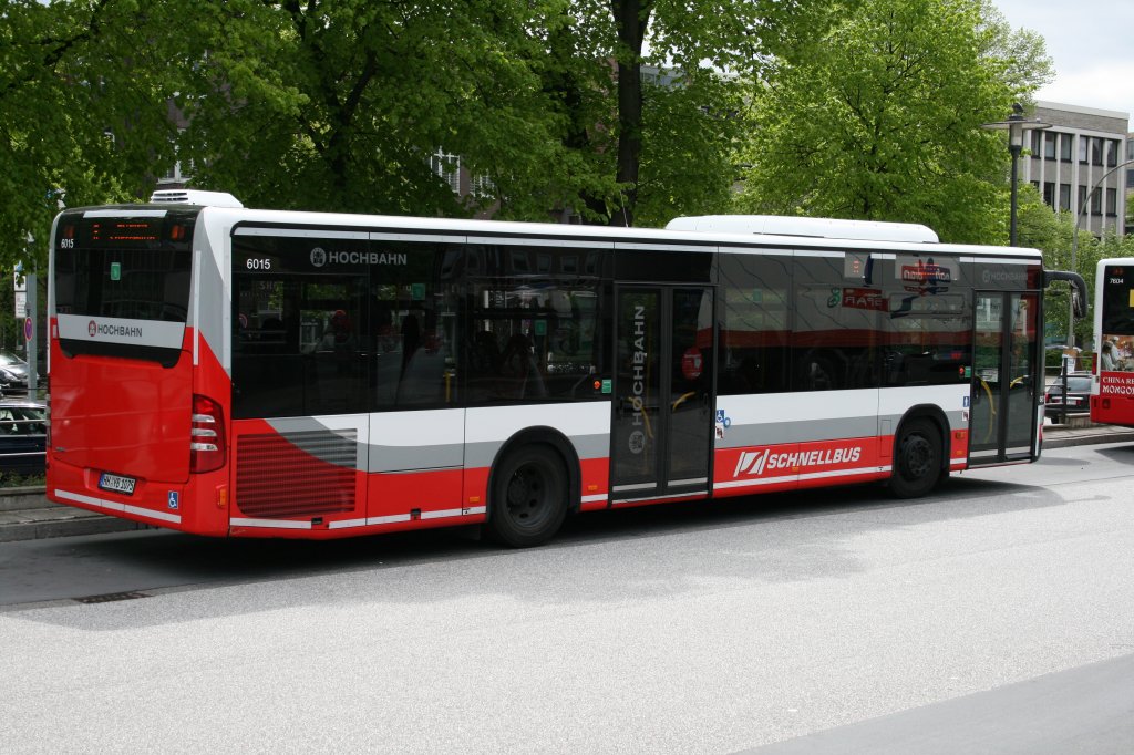 6015 ein Schnellbus der Hochbahn vom Typ Citaro(Facelift) mit Bj.2010 auf der Linie 8 in Wandsbek Markt