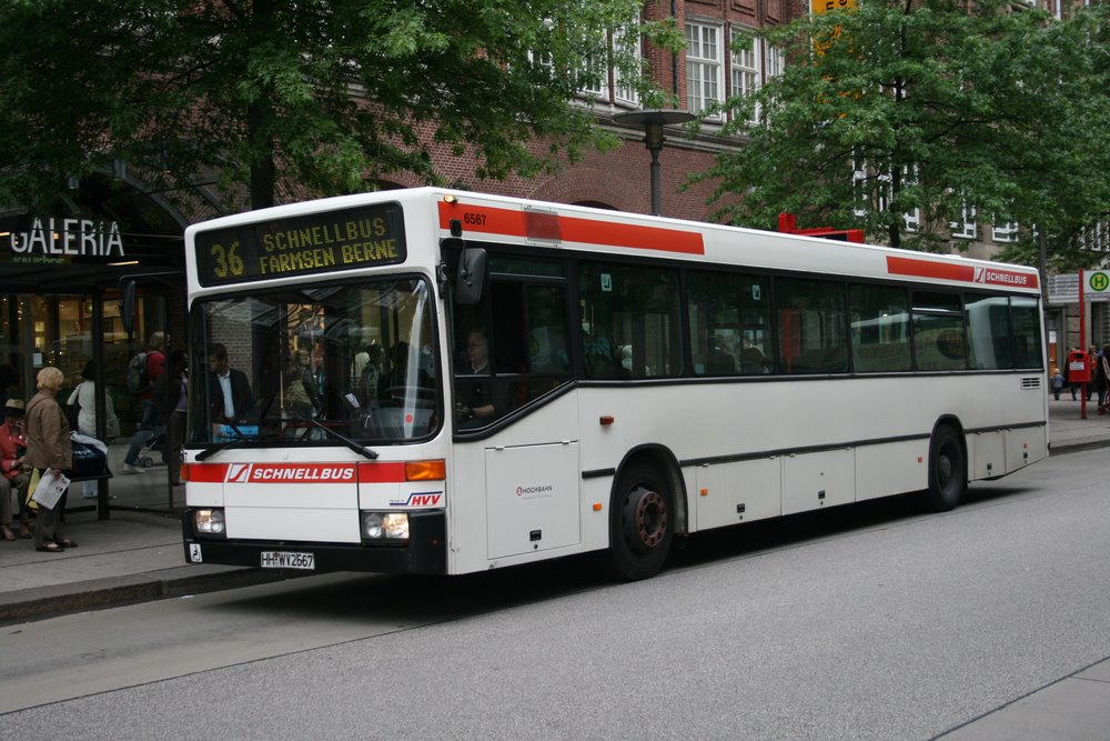 6567 einer der letzten O405N1 der HHA am 14.Juni 2010 in der Mnckebergstr.