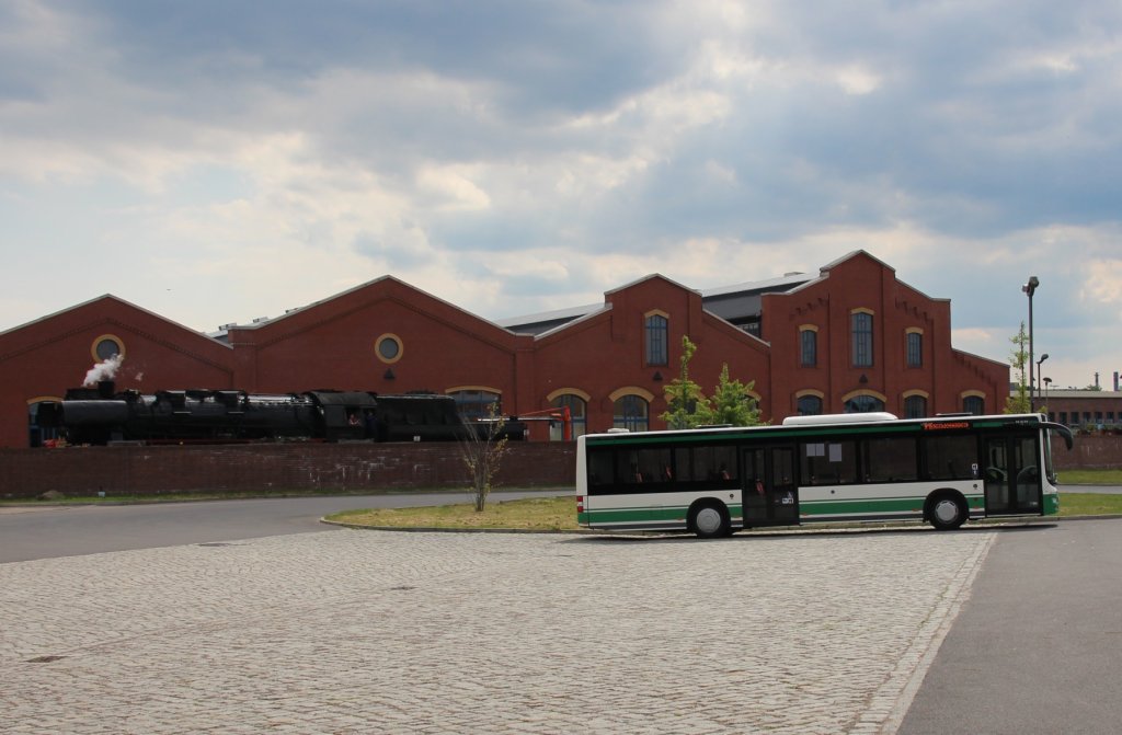 8.6.2013 Eberswalde Busbahnhof. MAN Bus vor DB Werk abgestellt, im Hintergrund (leider durch Mauer nur halb) 52 8177 zum DB Jubilum.