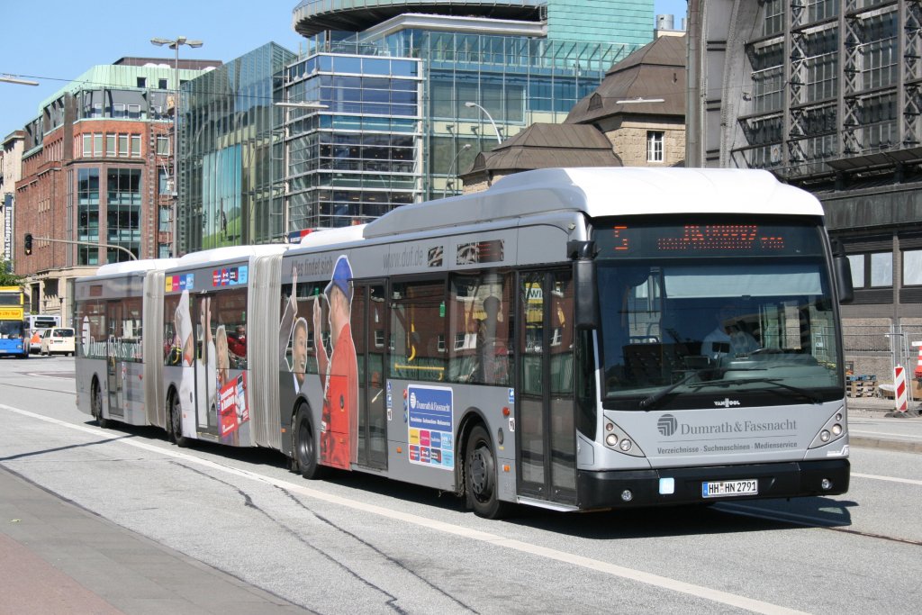 8711 (HH HN 2791) macht Werbung fr Dumraht und Fassnacht.
Hamburg HBF, 17.6.2010.