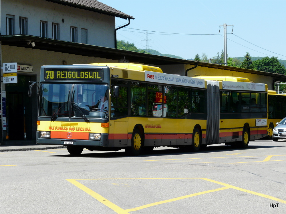 AAGL - Mercedes O 405 GN  Nr.91  BL 7421 bei den Bushaltestellen vor dem Bahnhof Liestal am 24.05.2010