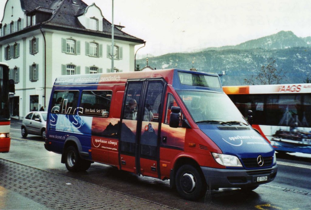 AAGS Schwyz Nr. 26/SZ 71'126 Mercedes am 10. Dezember 2009 Schwyz, Postplatz (mit Vollwerbung fr  Sparkasse Schwyz )
