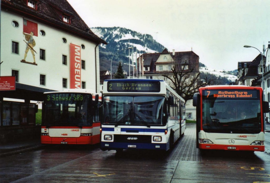 AAGS Schwyz: (von links nach rechts) Nr. 2/SZ 5002 Volvo/Hess + Nr. 8/SZ 13'808 NAW/Hess (ex ZVB Zug Nr. 78) + Nr. 32/SZ 28'732 Mercedes Citaro am 10. Dezember 2009 Schwyz, Postplatz