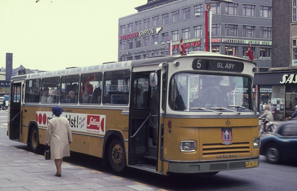 Aarhus ÅS Buslinie 5 (Leyland-DAB 101) Park Allé / Banegårdsplads am 13. September 1974.