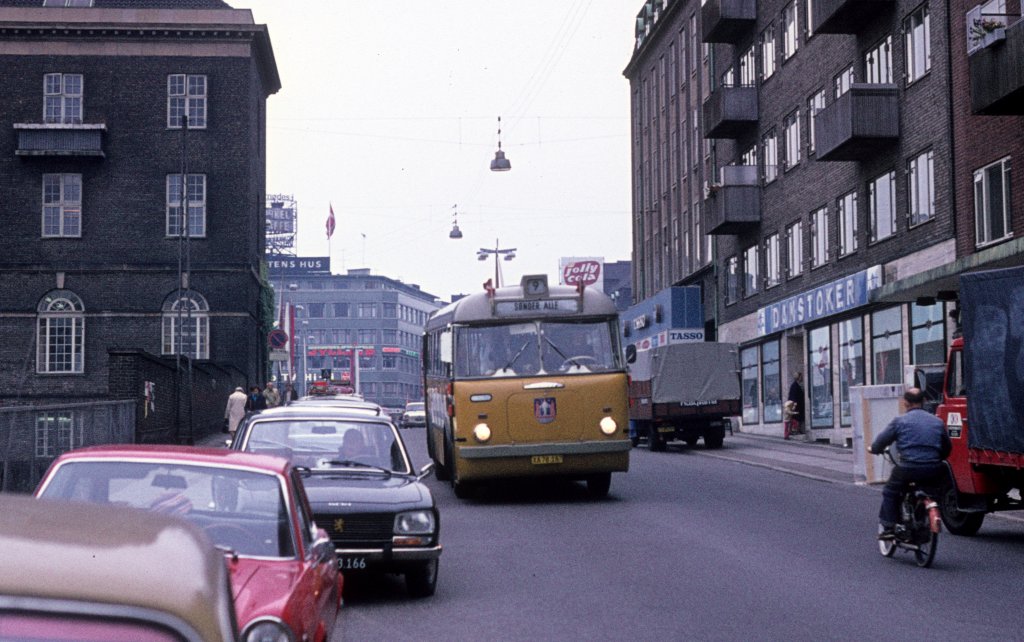 Aarhus ÅS Buslinie 9 (Volvo / Nordisk Karosserifabrik Serie 121 - 187, 1953-1963) Ny Banegårdsgade am 13. September 1974.
