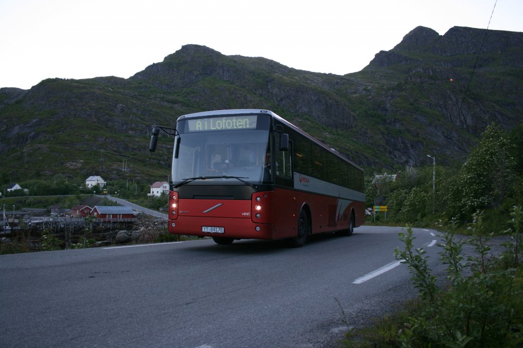 Abendkurs auf den Lofoten: Gegen 22:30 Uhr ist ein Volvo/Vest B12M-berlandbus unterwegs auf der Linie Svolvr -  i Lofoten. Es handelt sich um einen der einzigen Wagen im Volldesign eines Veolia-Vorgngers. Die Aufnahme entstand auf der kurzen Stichstrecke nach Moskenesvgen. 