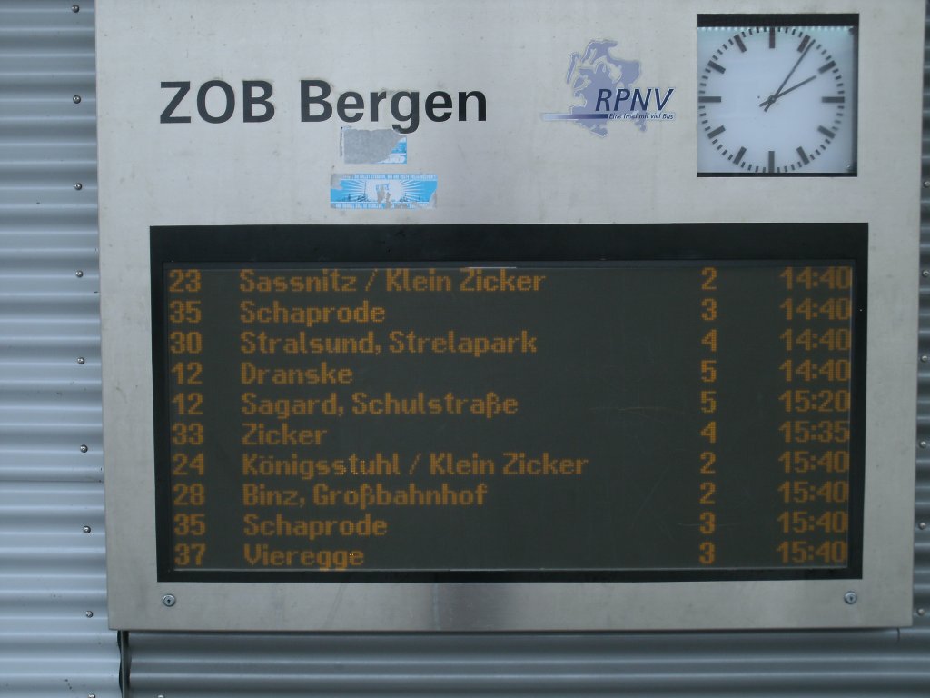 Abfahrtstafel am Busbahnhof in Bergen/Rgen am 18.Februar 2011.