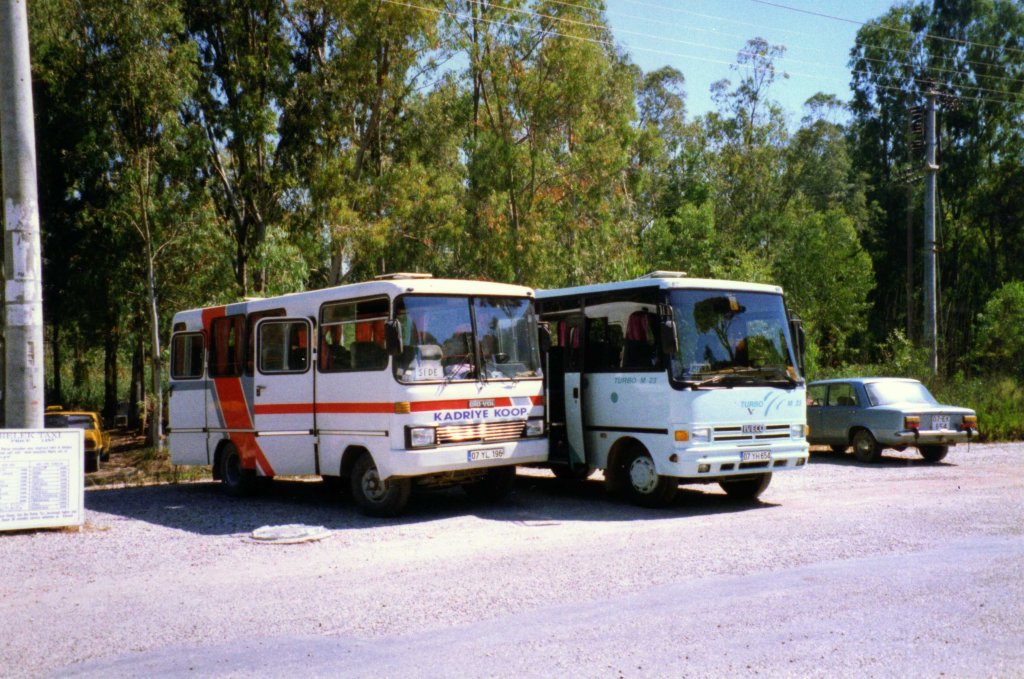 lterer und neuerer Otoyol / Iveco Bus, aufgenommen in der Umgebung von Side/ Trkei.