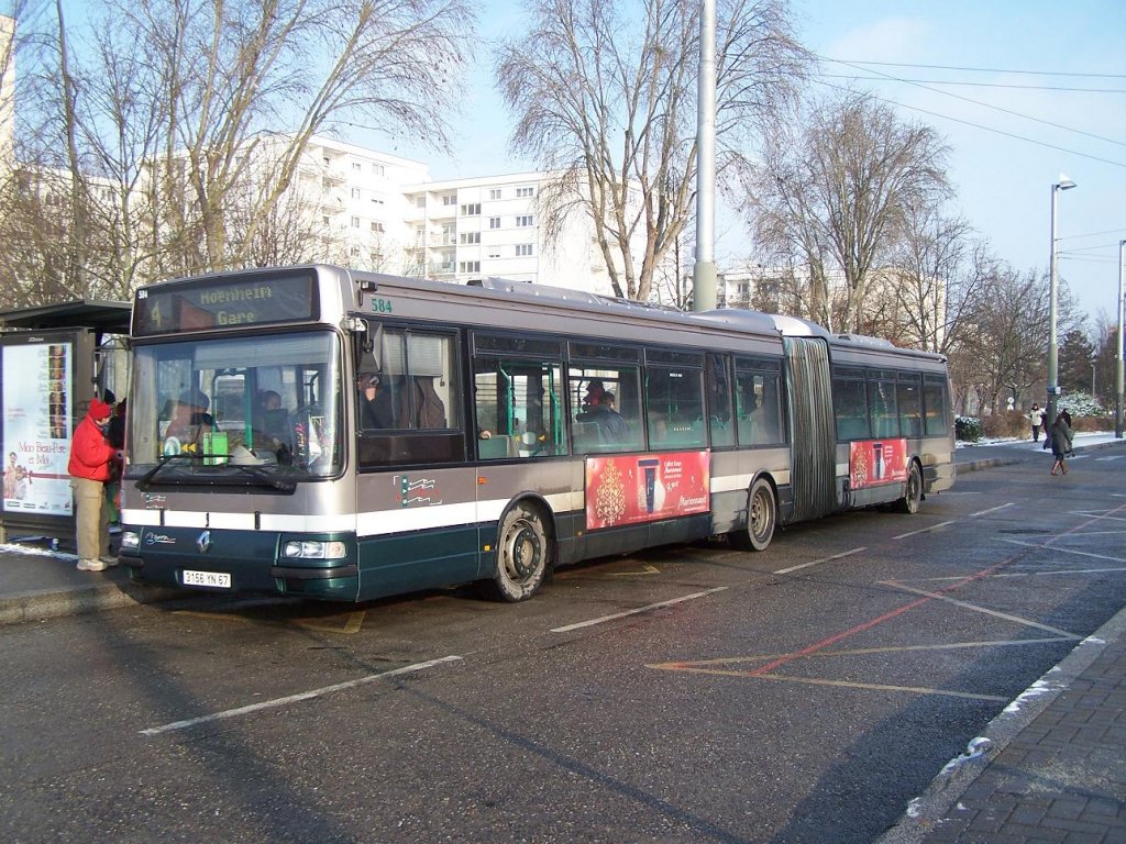 Agora Gelenkbus Nr 584 der Linie 4 an der Haltestelle Hautepierre Maillon am 16/12/10.