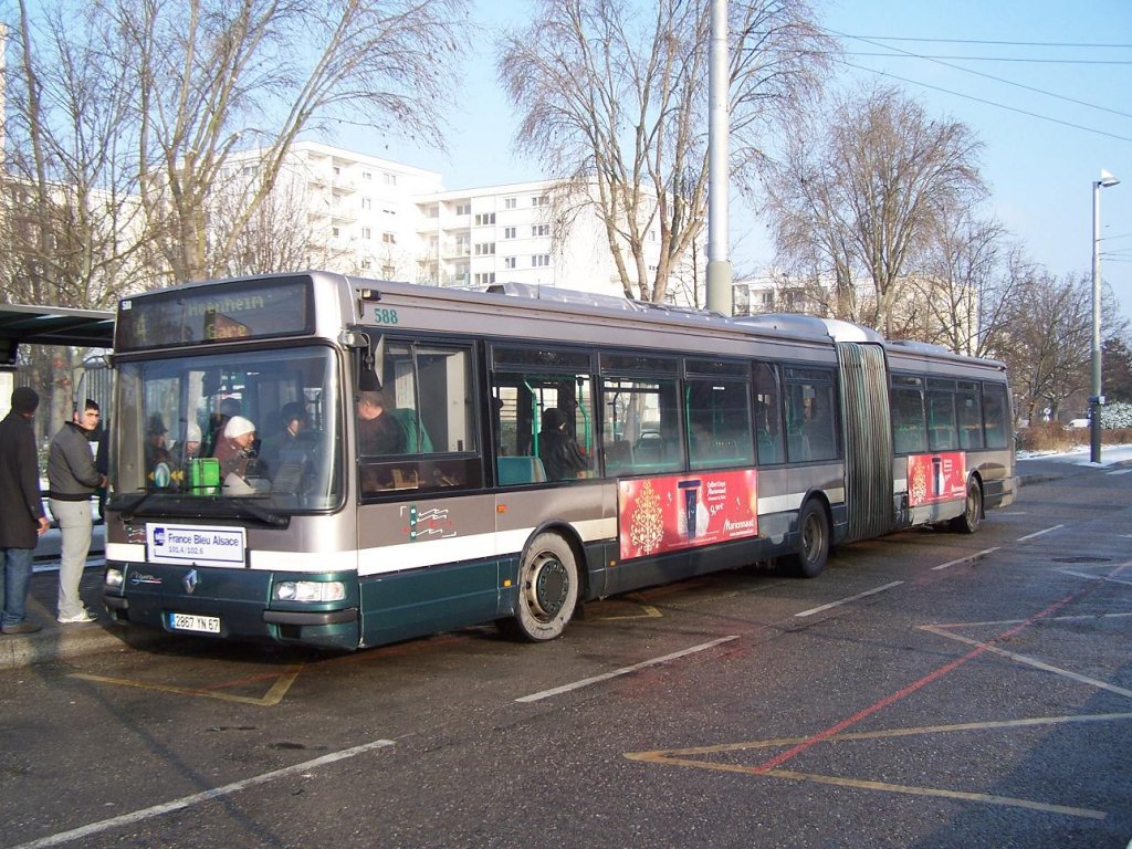 Agora Gelenkbus Nr 588 der Linie 4 in Hautepierre am 16/12/10.