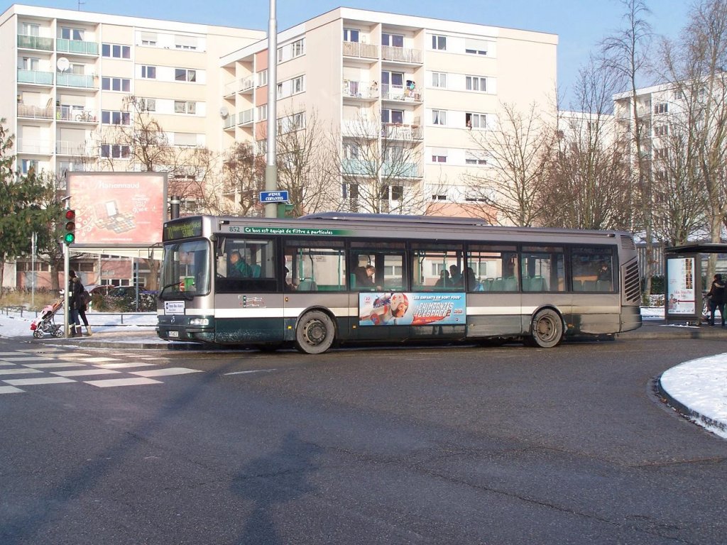Agora Solobus Nr 852 der Linie 70 an der Haltestelle Hautepierre Maillon am 16/12/10.