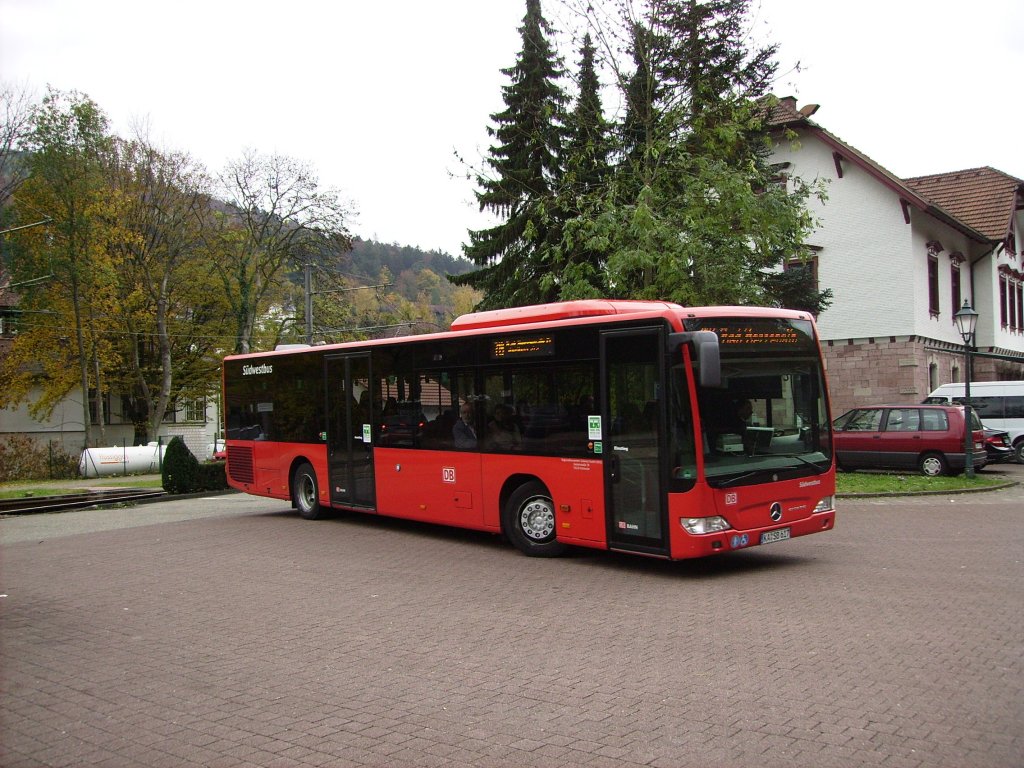 Als Linie 719 aus Calw (Bderbus) erreicht am 30.10.2011 KA-SB 716 den Bahnhof Bad Herrenalb.