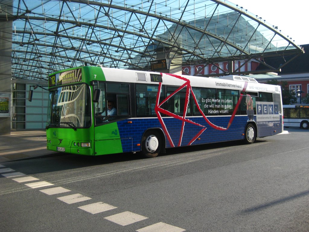 Als einer der wenigen Verkehrsbetriebe in Deutschland haben die Stadtwerke Hamm auch Stadtbusse von Volvo im Fuhrpark - hier ist Wagen 7 mit Werbung fr einen Immobilienmakler zu sehen.