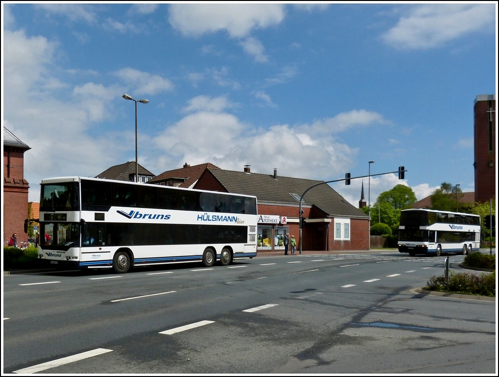 Am 09.05.2012 fuhren mir gleich zwei verschiedene Neoplan Doppelstockbusse des Busunternehmens Bruns in Varel vor die Linse.