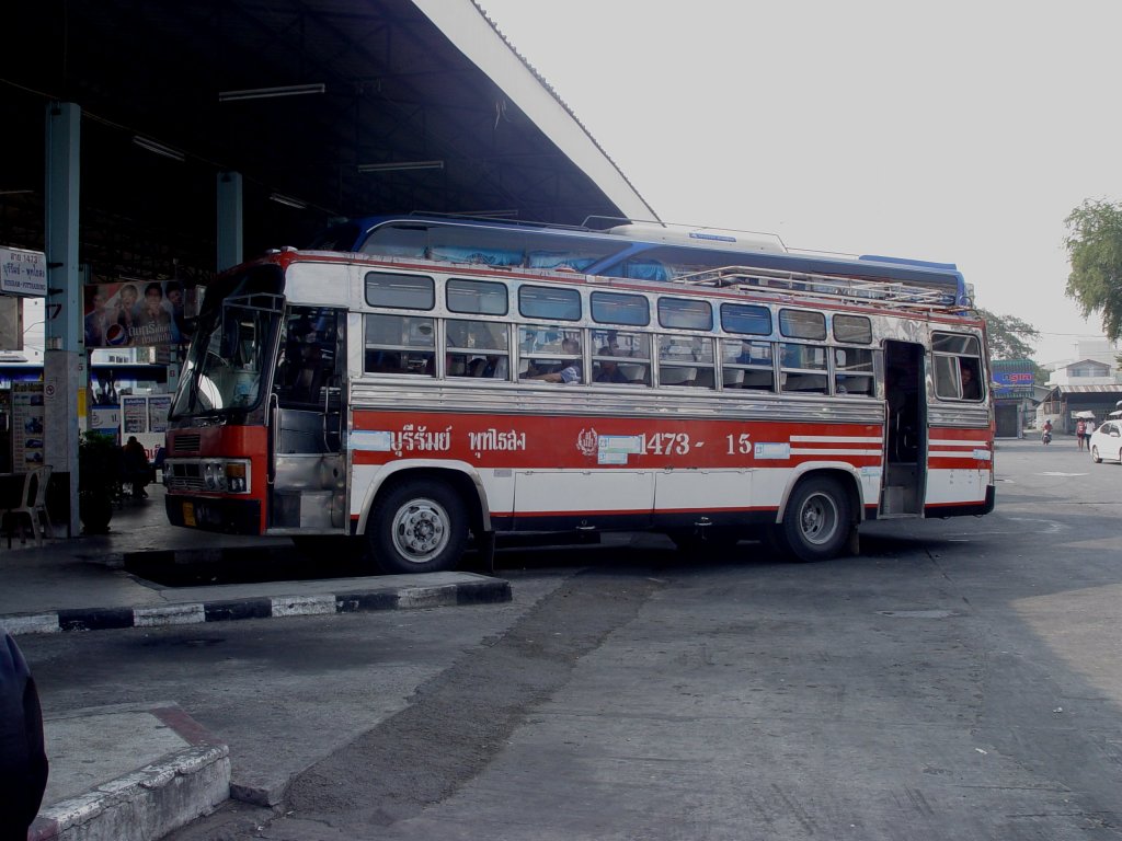 Am 13.02.2011 steht dieser Bus ohne Klimaanlage am Busbahnhof in Buri Ram / Thailand bereit zur baldigen Abfahrt nach Putthai Song, ca. 100 km entfernt. Dieser Bus fhrt ausschlielich diese Strecke.