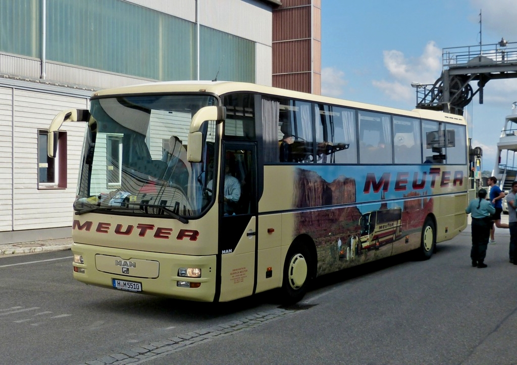 Am 15.09.2012 verlsst dieser MAN Reisebus die Autofhre in Friedrichshafen.
