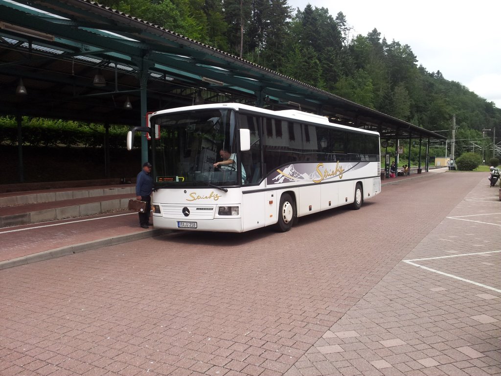 Am 19.07.2012 hatte RA-U 218 der Frima Striebig wie jeden Wochentag an Schultagen die Ehre den Kurs 48 auf der Linie 244 zu fahren. Hier hat der Bus am Bahnhof Bad Herrenalb seine Fahrt bereits beendet und wird nun leer ins Murgtal zurck fahren um dort weiterew Fahrten zu absolvieren.