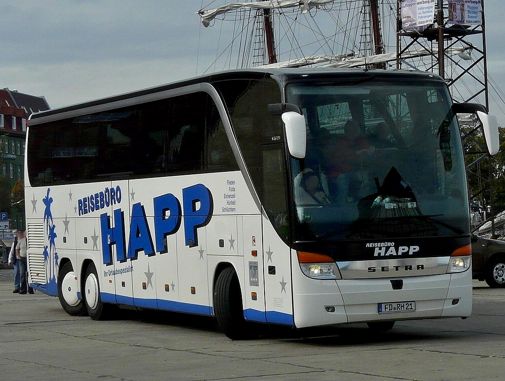 Am 20.09.2011 fhrt dieser Bus einen Busparkplatz im Hafengebiet von Stralsund an.