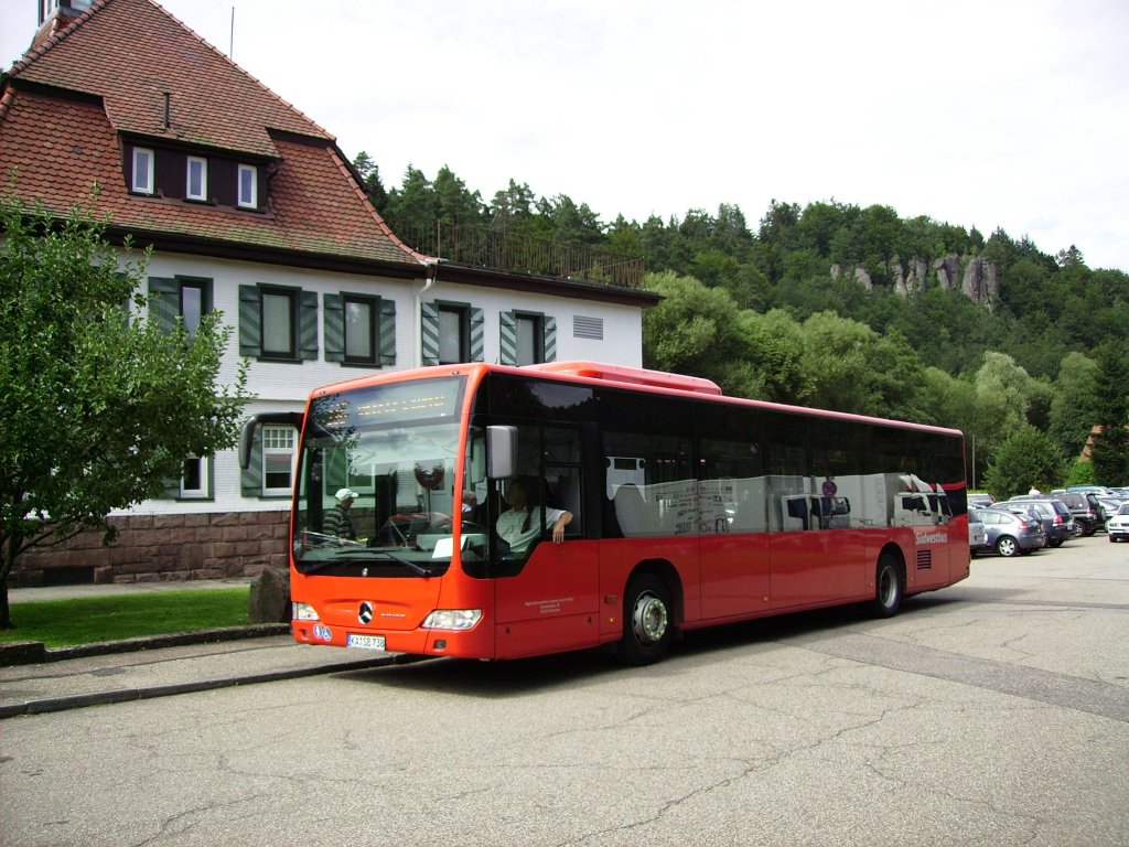 Am 21.08.2010 wartet KA-SB 738 des Sdwestbus (Karlsruhe), an der wegen des Bahnhofsfestes verlegten Haltestelle Bad Herrenalb Bahnhof vor dem Gebude der Stadtwerke, auf seine Abfahrt als Linie 116 ins Obere Gaistal.