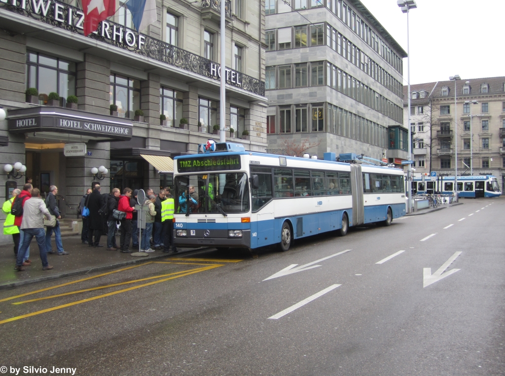 Am 21.4.2013 organisierte das Tram-Museum Zrich eine Abschiedsfahrt mit zwei Mercedes O405GTZ der VBZ. Der Anlass startete am Hauptbahnhof vor dem Hotel Schweizerhof.
