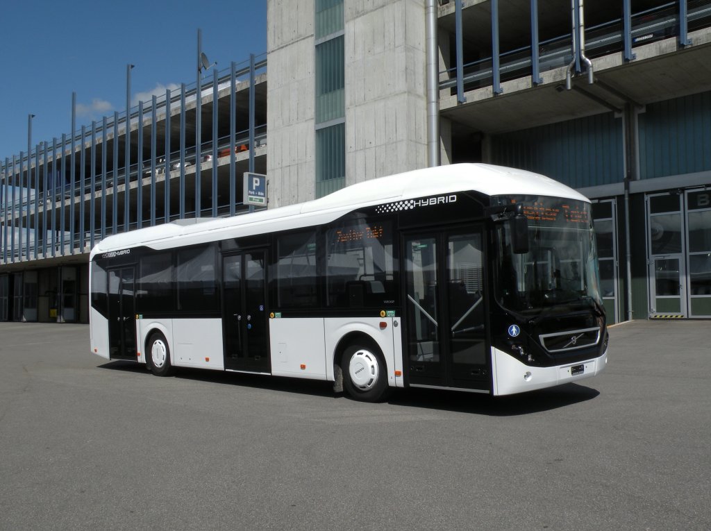 Am 22.06.2013. findet im Depot Hslimatt ein Tag der offenen Tr unter dem Titel BLT Power Day statt. Da wird auch dieser neue Hybrid Bus von Volvo ausgestellt. Die Aufnahme stammt vom 21.06.2013.