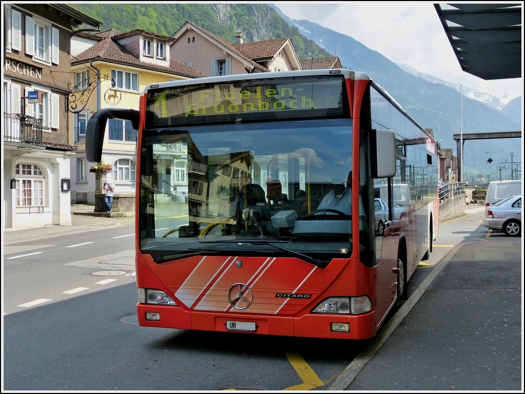 Am 24.05.2012 hielt dieser M-B Citaro kurz am Bahnhof in Erstfeld an um Fahrgste aufzunehmen und um danach seine Streckenfahrt fortzusetzen. Gru an den Netten Fahrer.