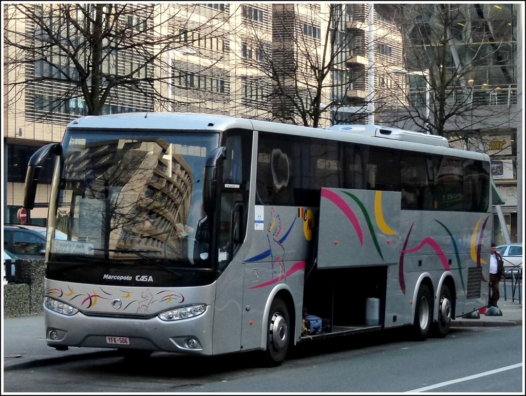 Am 25.03.2012 wartet dieser Irisbus Iveco C45A am Bahnhof von Brssel midi auf seine Fahrgste.