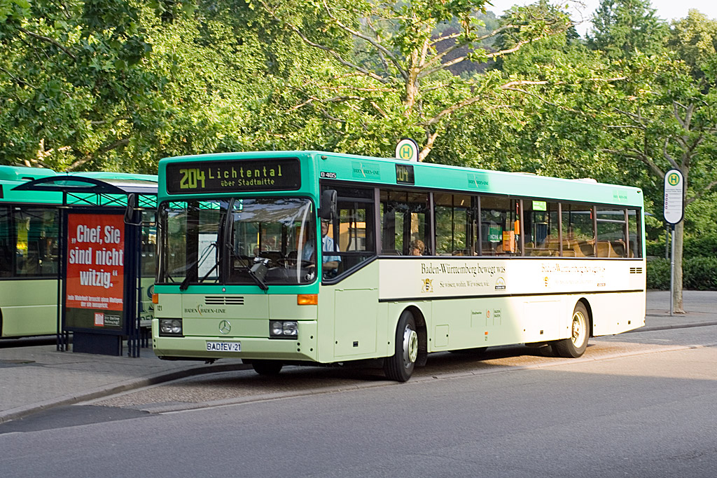 Am 4. Juni 2007 stand der letzte Hochflurbus BAD-EV 21 der Baden-Baden-Linie an der Bushaltestelle Augustaplatz und wartet auf die Rckfahrt auf der Linie 204 zum Busdepot in Lichtental. Im Hintergrund ist ein Scania-Bus von Reiss-Reisen zusehen, der den Verkehr auf der Linie 204 bernimmt.