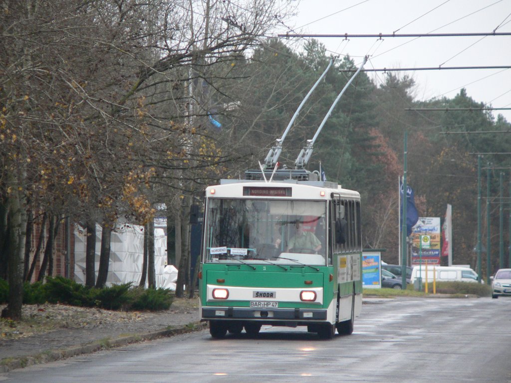 Am 6.11.2010 feierte Eberswalde das 70-jährige Bestehen des O-Bus-Verkehrs, der glücklicherweise bis heute anhält. Zu diesem Anlass fuhren - neben zwei Solaris-Neubaubussen - auch zwei historische Busse wie dieser 14Tr des Denkmalpflegevereins Nahverkehr (DVN). Der Motor wird mit einer Thyristorsteuerung angetrieben und hat einen mit den KT4Dt-Straßenbahnen vergleichbaren Sound. Gegenüber herkömmlichen, widerstandsgesteuerten O-Bussen wurde durch solche Steuerungen der Energieverbrauch um 15% gesenkt.