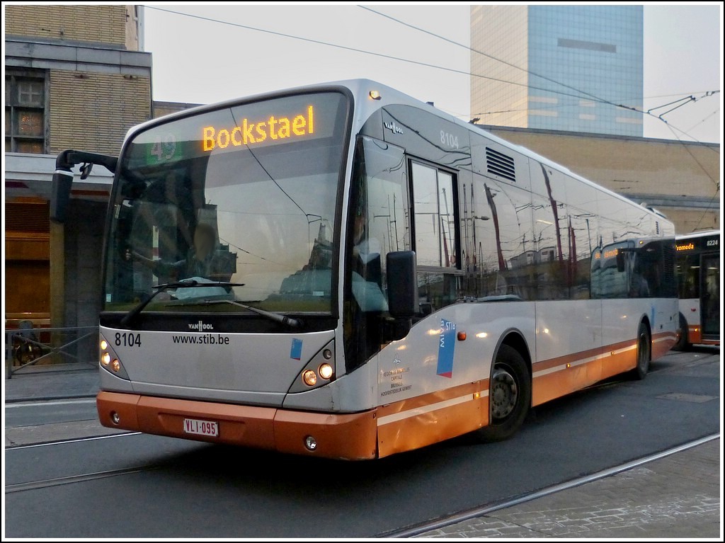 Am Abend des 23.03.2012 habe ich diesen VanHool der Brsseler Verkehrsbetriebe am Bahnhof Brssel Midi aufgenommen.