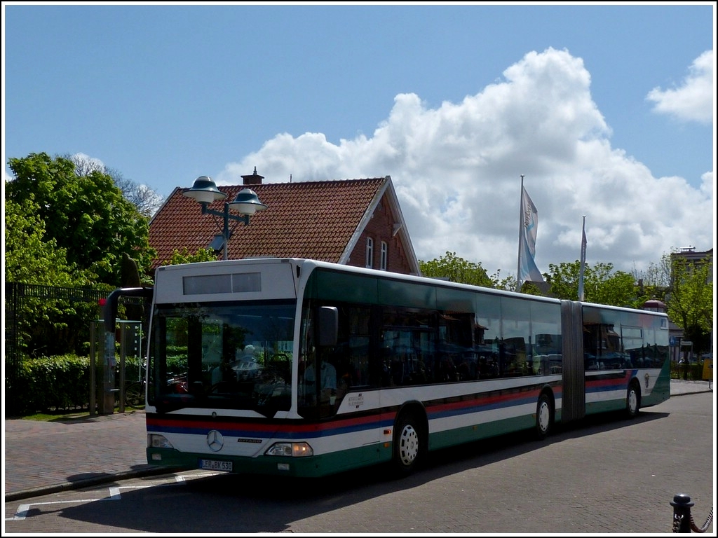 Am Bahnhof von Borkum fuhr mir dieser M-B Citaro der Borkumer Kleinbahn vor die Linse. 12.05.2012